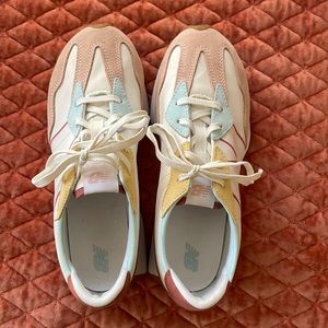 New Balance 327 BIG GIRLS size 7/ euro 40/ womens 9 sneaker